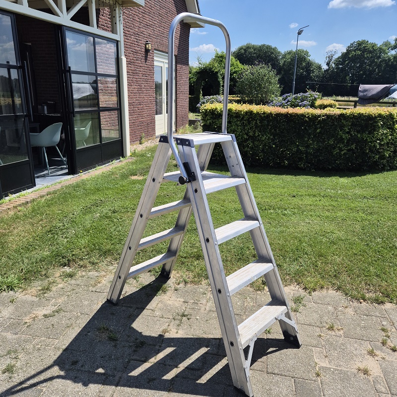 dubbele trap 5 sports  DEMO model bordeshoogte 125 cm.